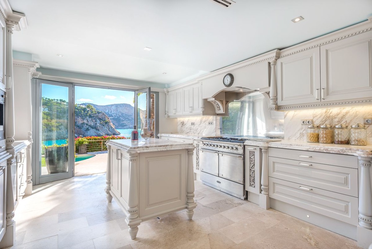 Willa posiada rustykalną, ale nowoczesną kuchnię