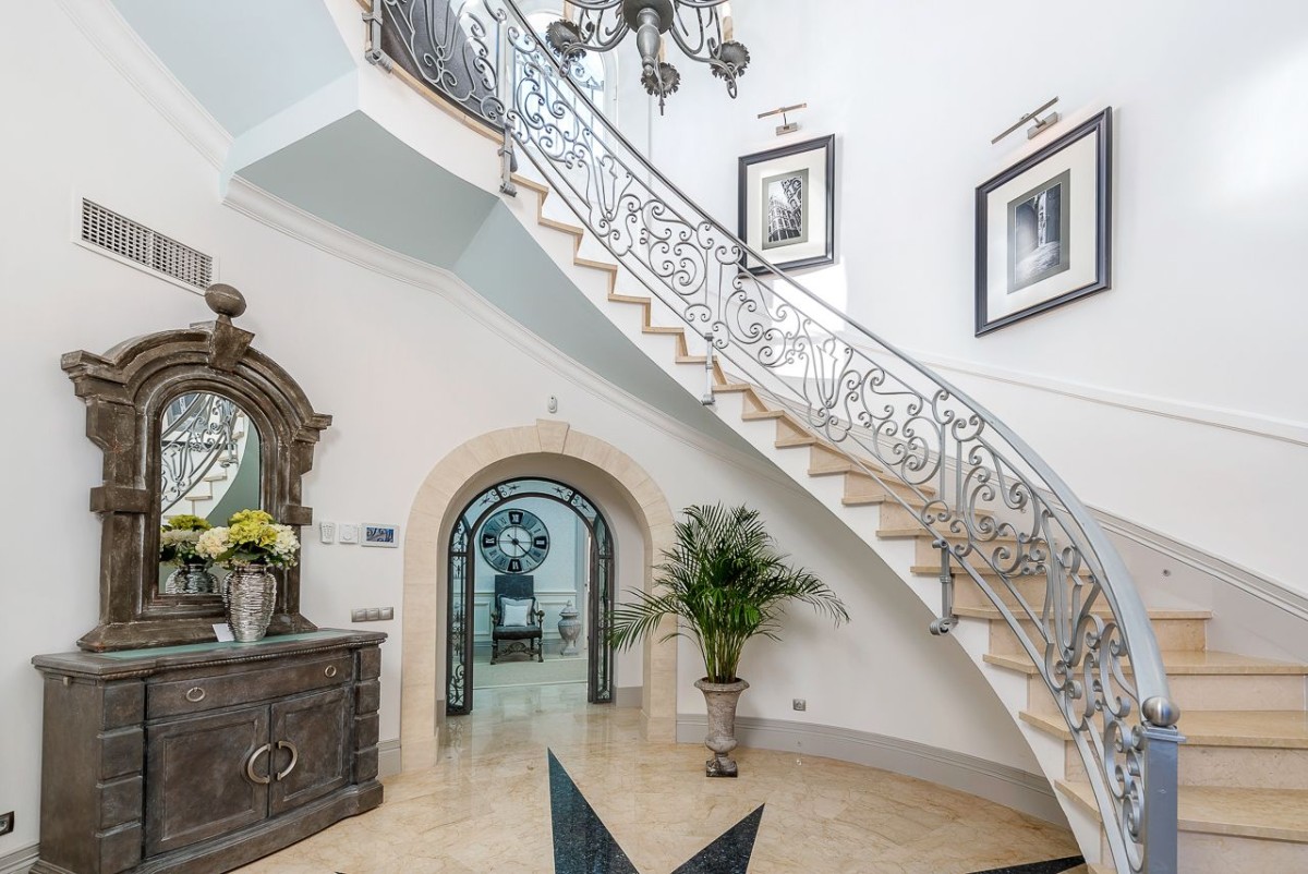 Imponujący hol wejściowy i schody