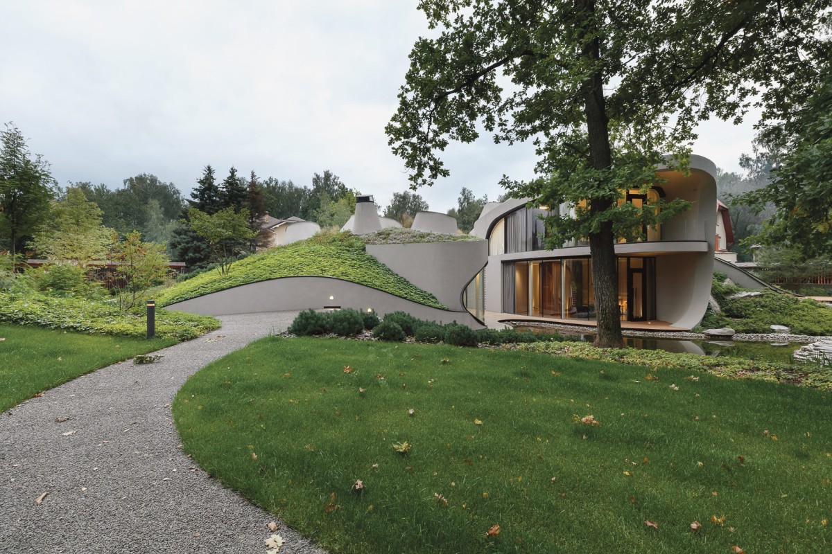 Un jardín rodea el inmueble