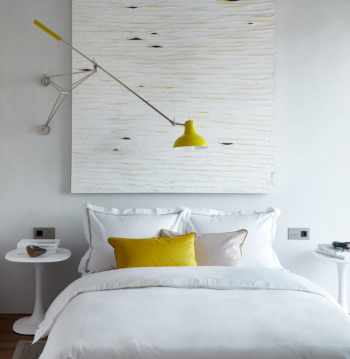 Una decoración neutra con un toque de color