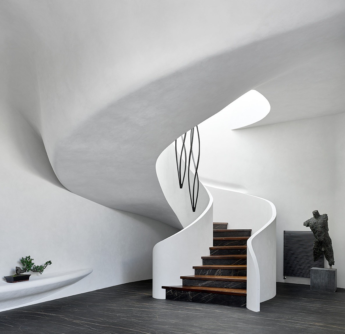 La madera contrasta con el blanco