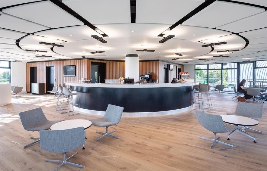 Tiene cafetería, bar, sala de conferencias y espacio de estudio