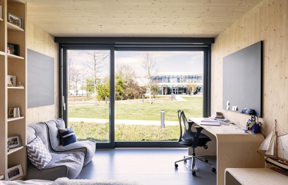 Una gran ventanal hacia el exterior