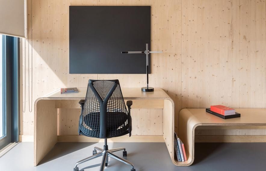 Una mesa y una silla para poder estudiar