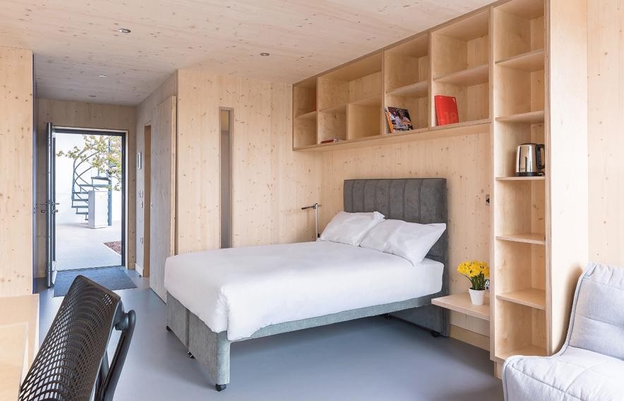 Con estanterías de pared para guardar libros y objetivos decorativos