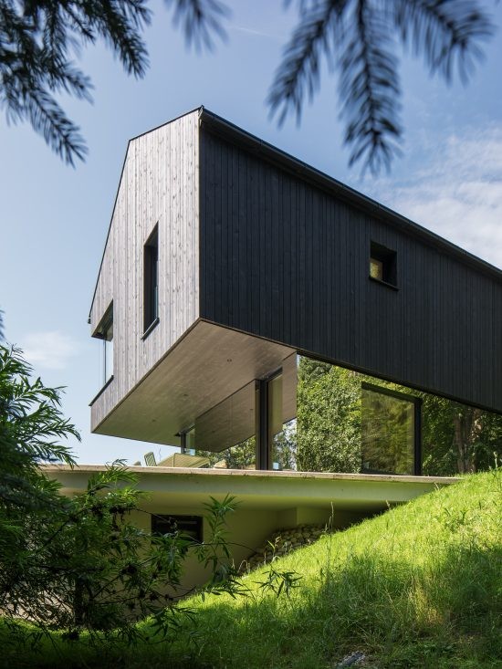 Parece estar suspendida