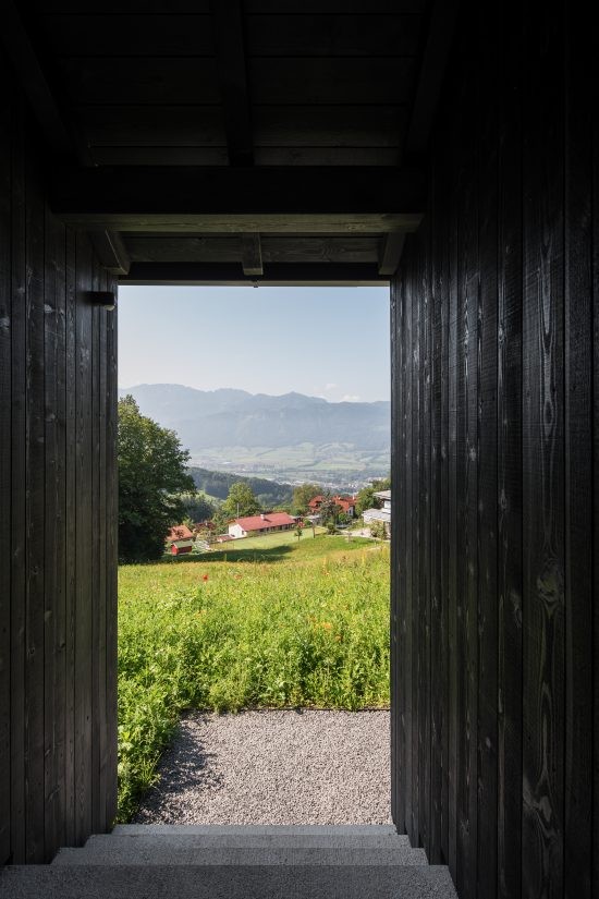 Se ven las montañas y otras casas