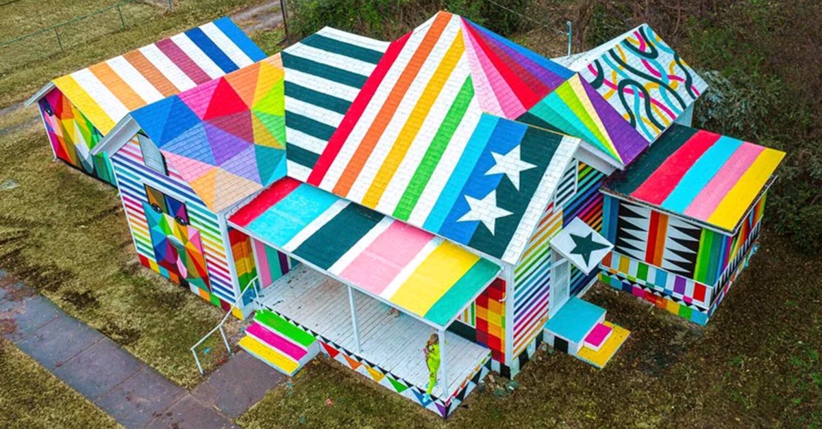 Nueva obra del artista español Okuda San Miguel en una casa en ruinas en EEUU