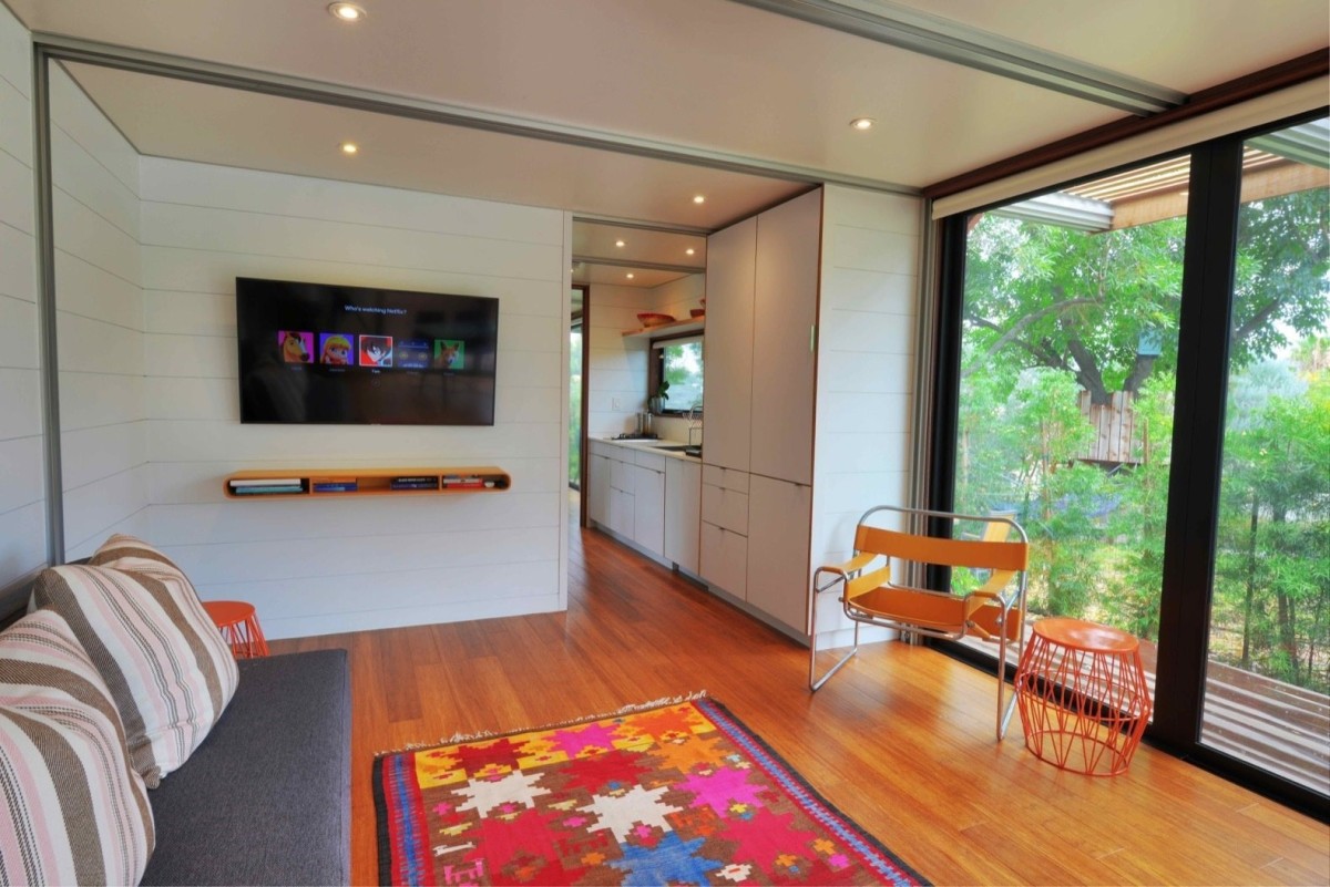 Grandes ventanales con suelos de madera