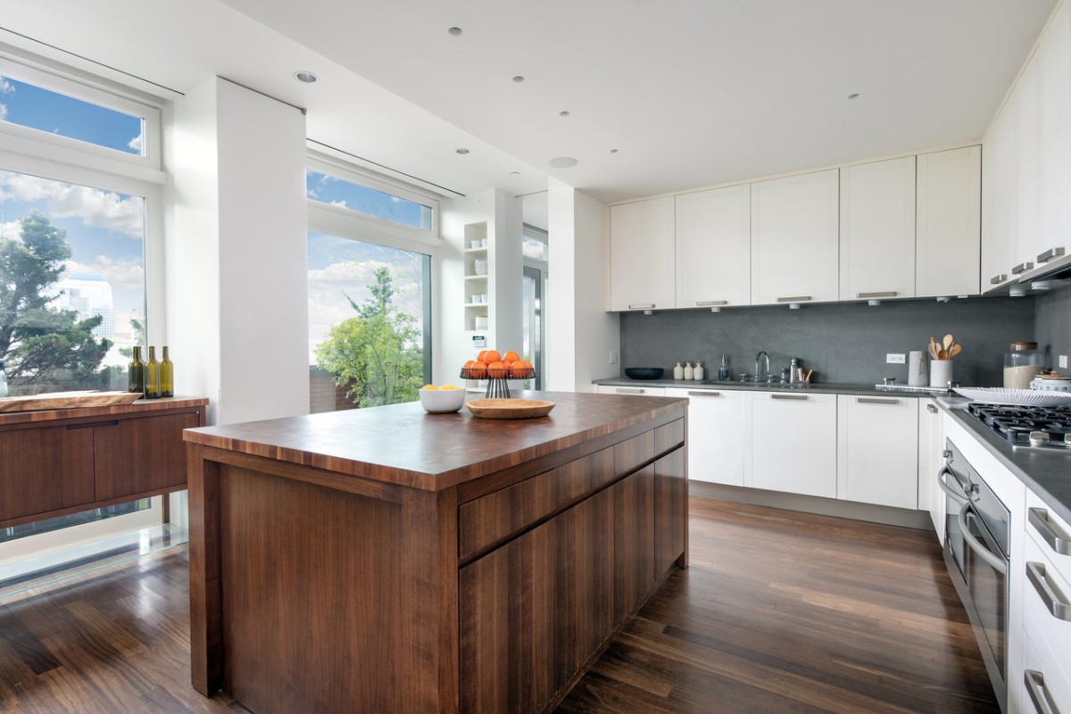 Cocian moderna con detalles en madera