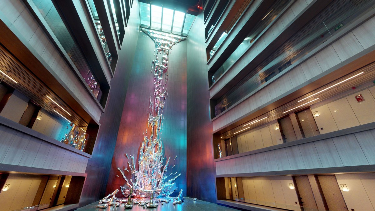 El hotel que cuenta con la cascada más espectacular de Madrid… pero sin agua