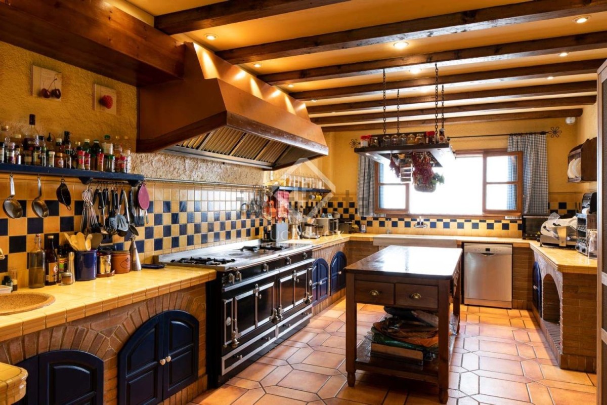 Amplia cocina con detalles en madera y celosía