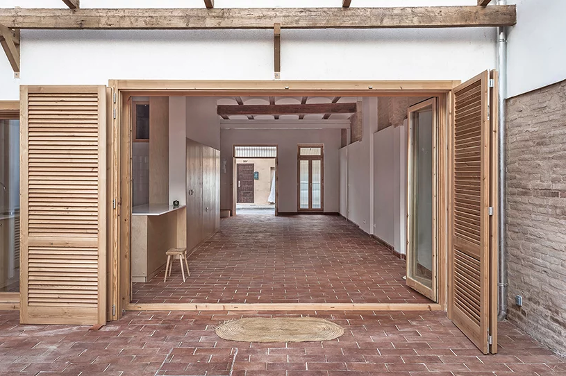 Unas puertas correderas unen los dos espacios