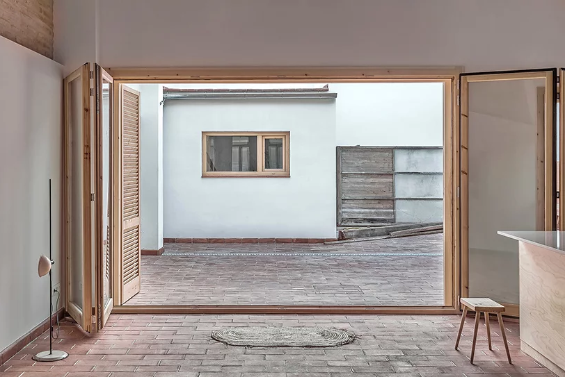 Permite la entrada de luz natural