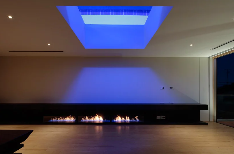 Con chimenea y tragaluz