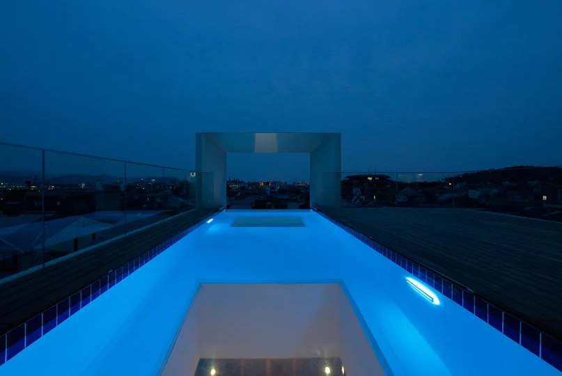 Con cristales al borde del edificio