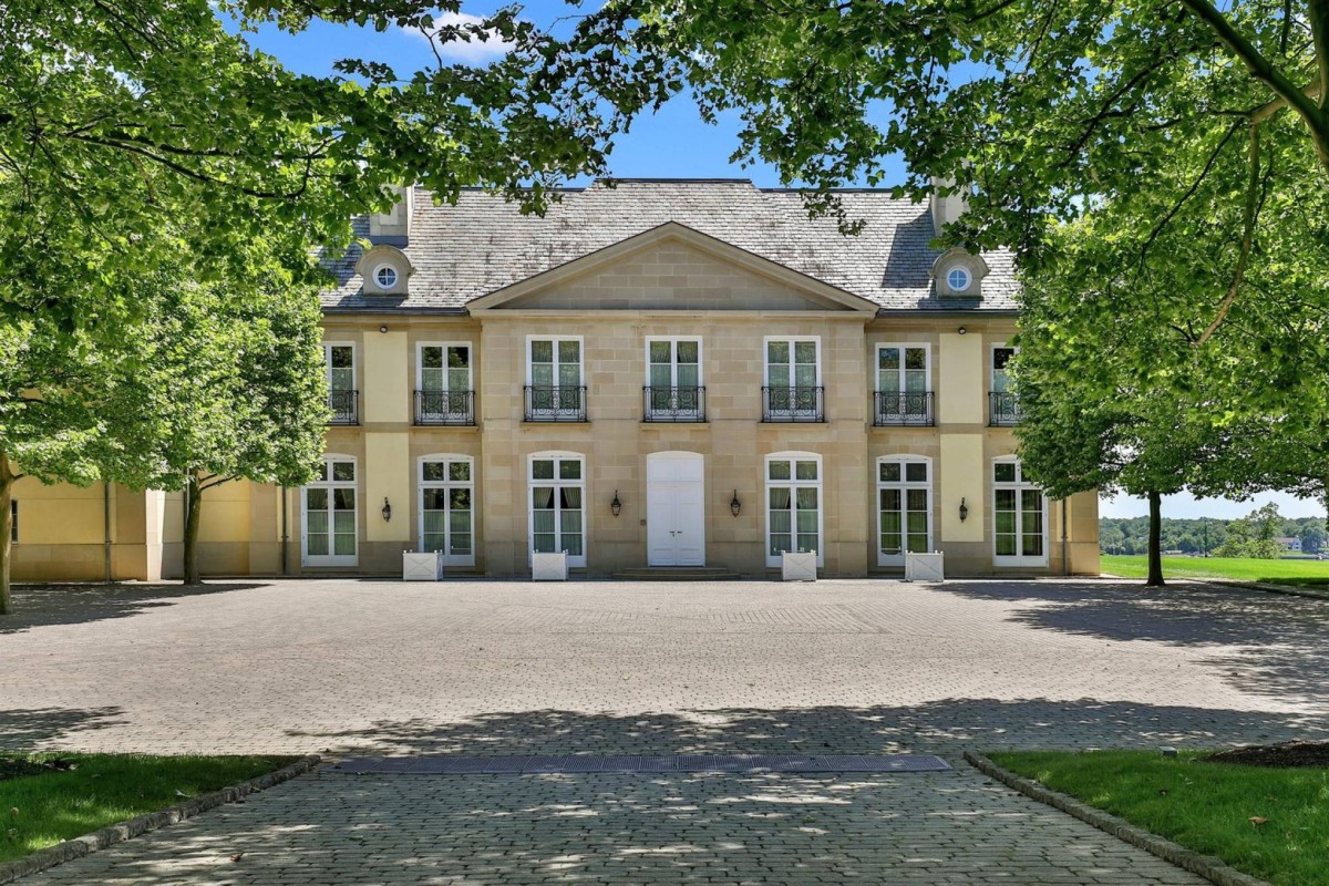 Entrada a la mansión