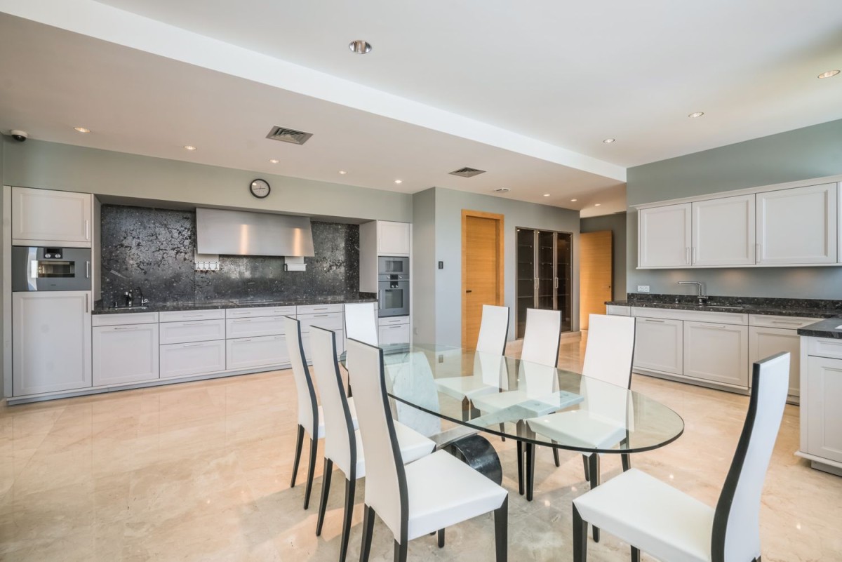 Le penthouse a une grande cuisine-salle à manger Le penthouse a une grande cuisine-salle à manger