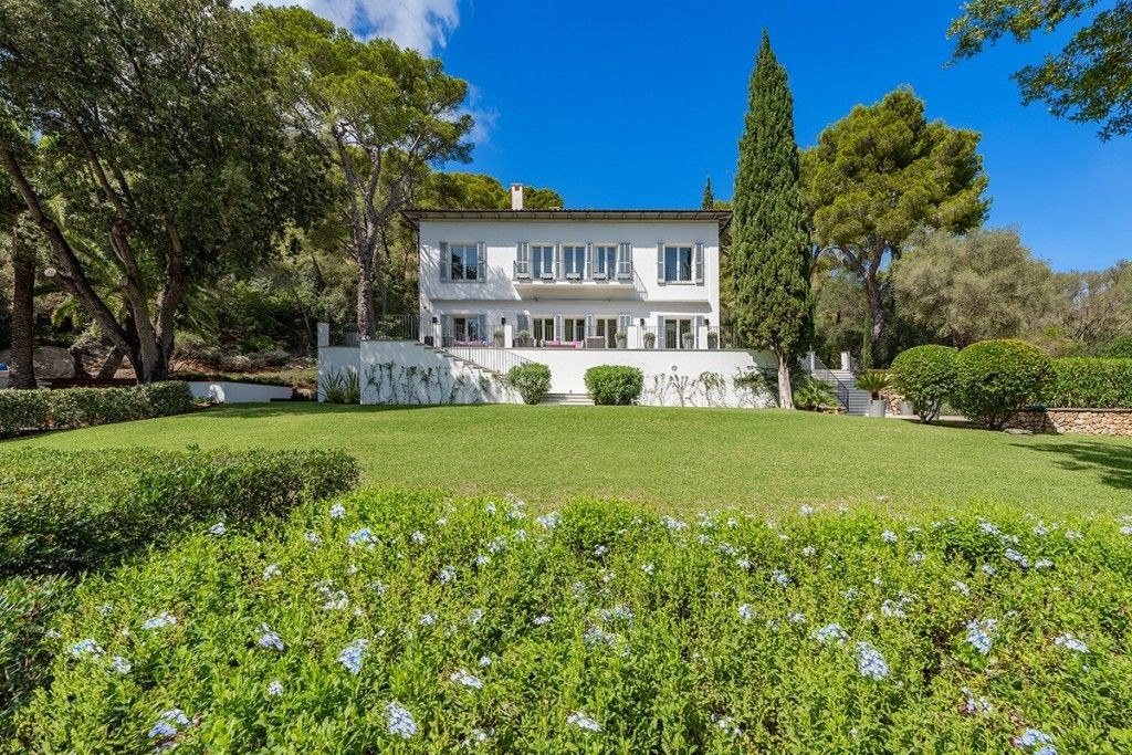 This elegant villa is for sale on idealista