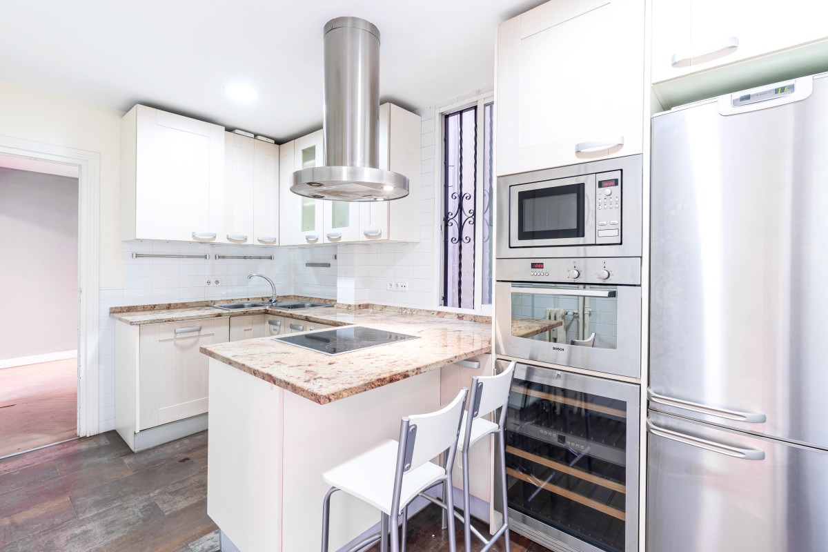 Amplia cocina con horno, nevera y microondas