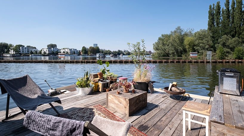 Una preciosa minicasa de madera construida a mano sobre las aguas en Berlín