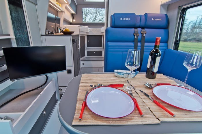 Una furgoneta reconvertida en minicasa de lujo con una cama gigante