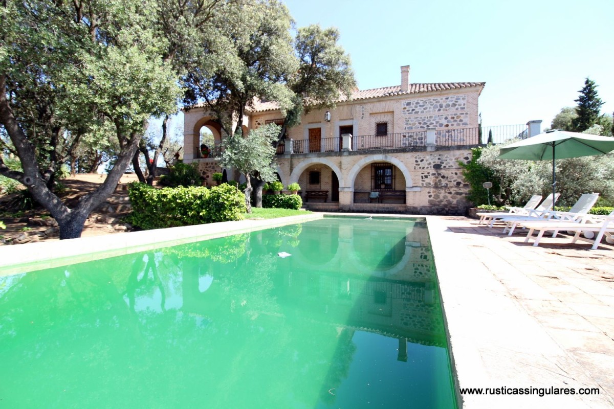 Un cigarral majestuoso con vistas impresionantes a la ciudad de Toledo