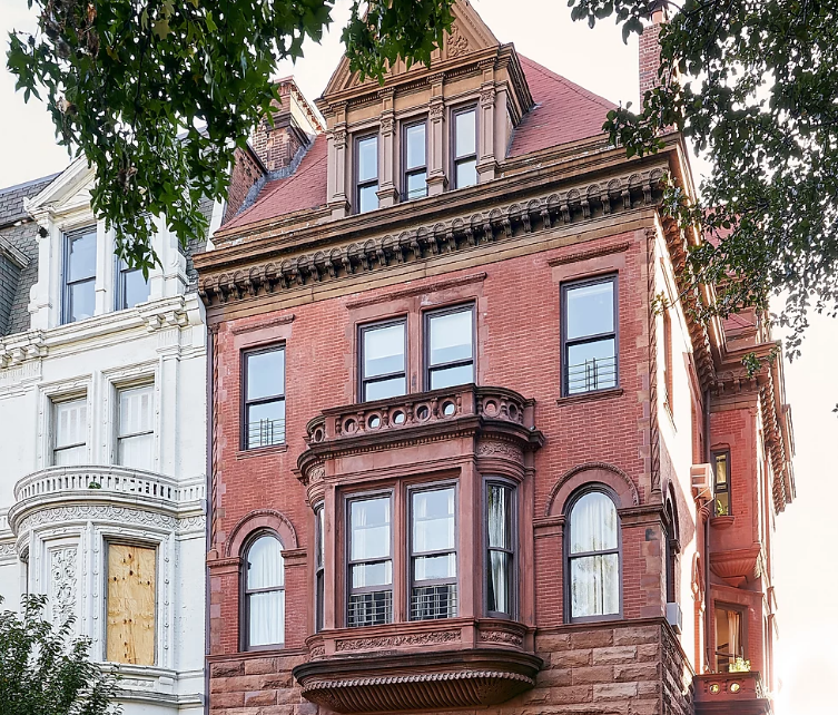 Clásica por fuera y moderna por dentro: esta casa de Brooklyn muestra cómo mezclar estilos con éxito