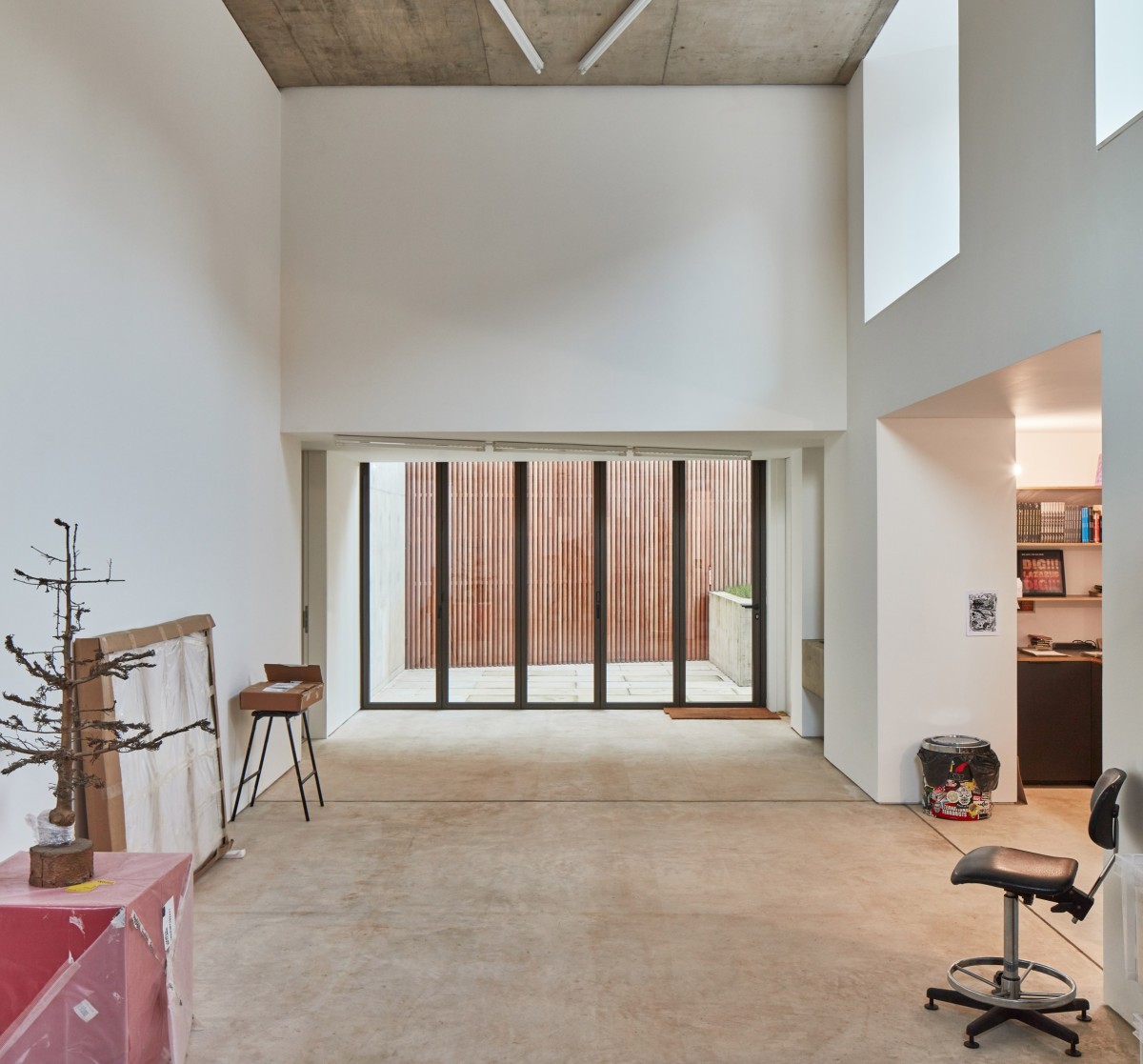 Abierta y con luz natural