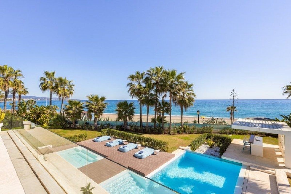 Großer Garten mit Swimmingpool und Barbereich