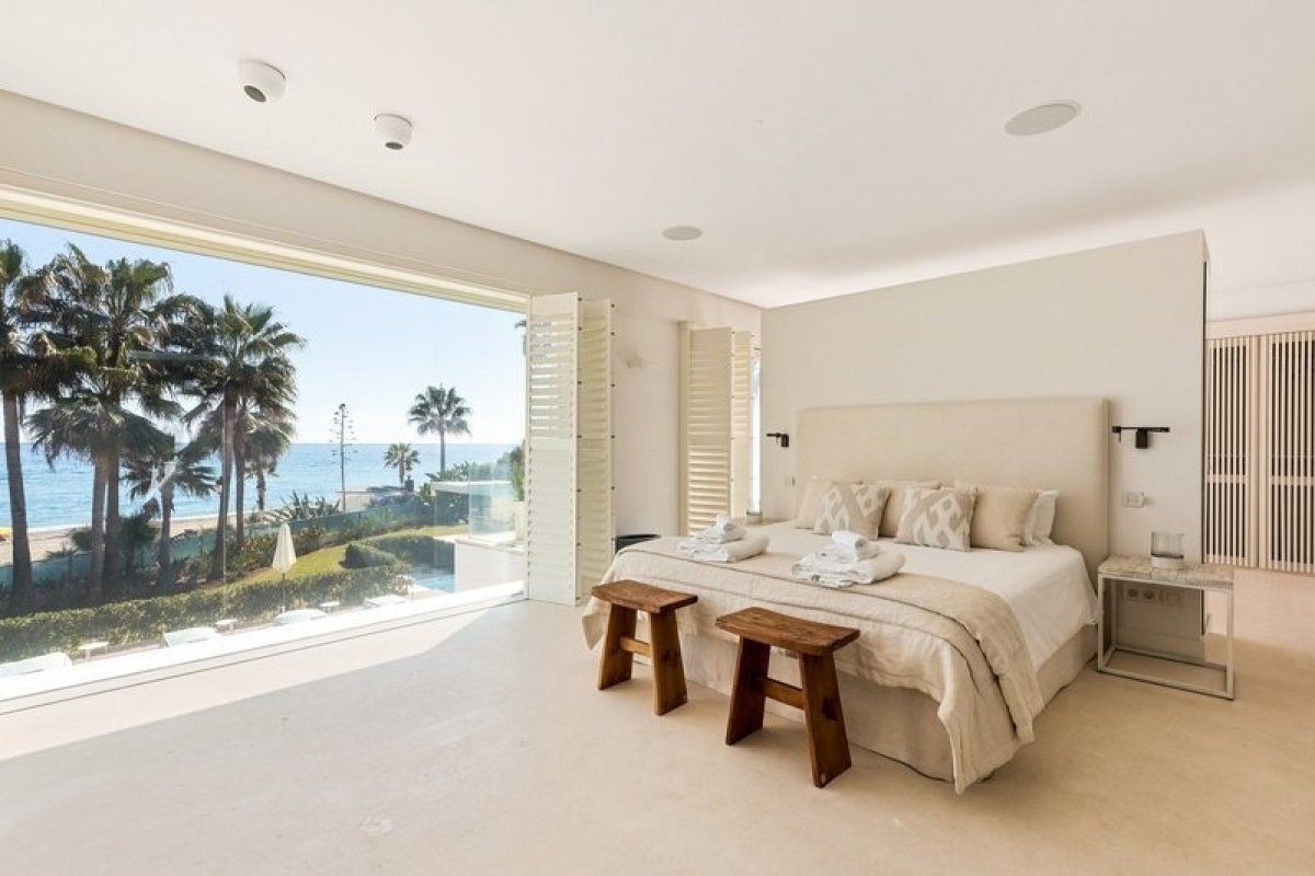 Die Master Suite verfügt über eine eigene Terrasse mit Meerblick