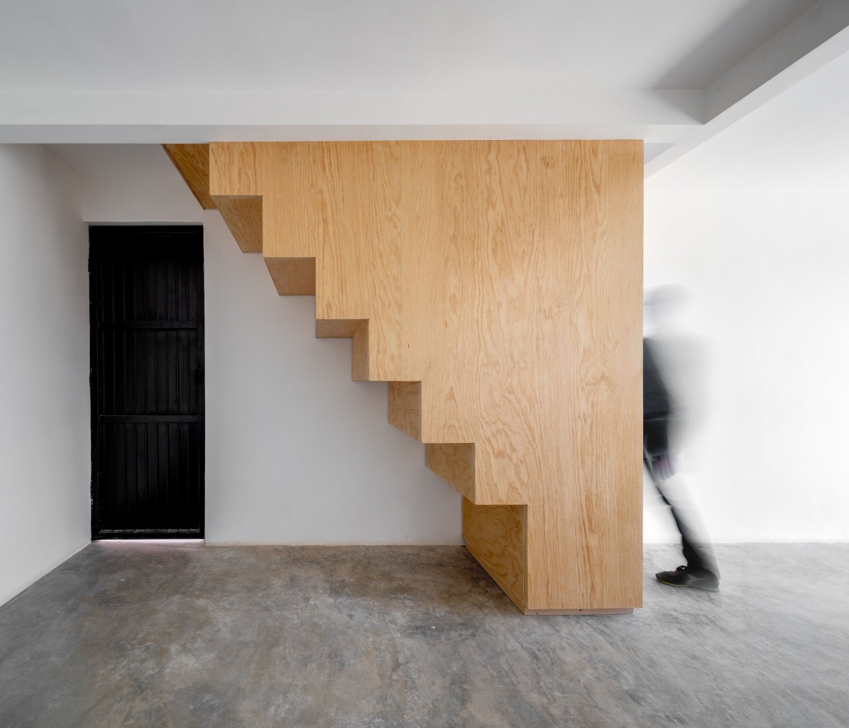 Escaleras de madera que conectan ambas plantas