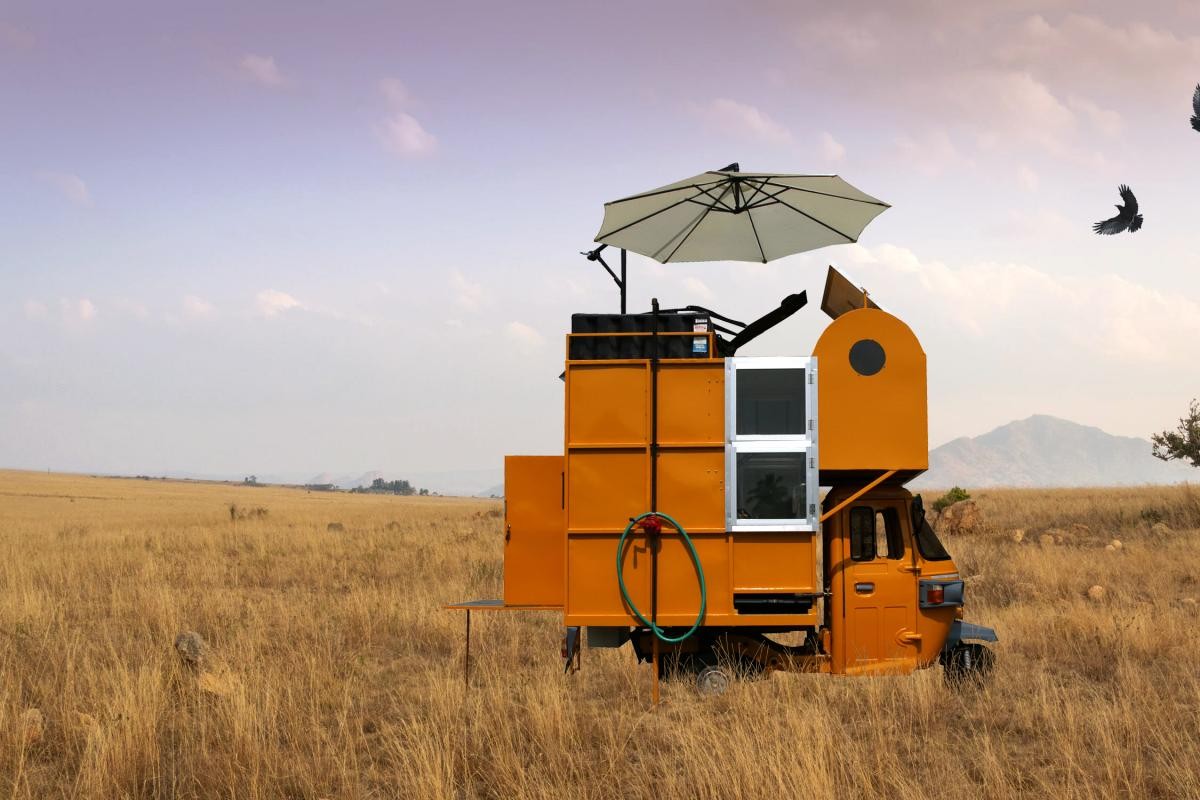 La minicasa más pequeña y sostenible del mundo: construida sobre una moto y con material reciclado