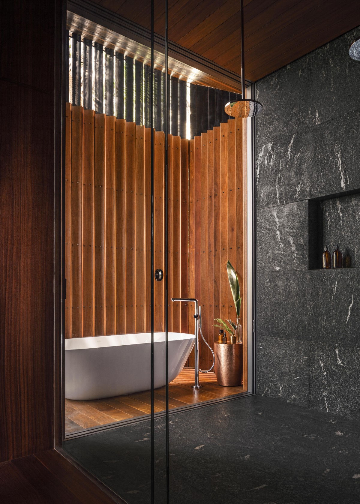 oo_mm_accommodation_oceantreehouse_bathroom_shower_p_0109_master