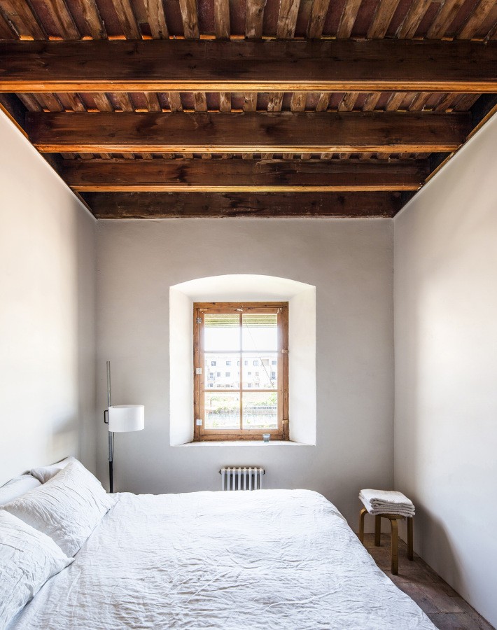 Con las vigas de madera al descubierto