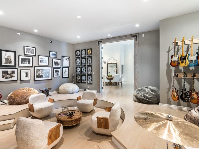 5db326e2dee01955676d2b98