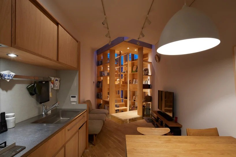 Una casa superestrecha en Japón que gana espacio gracias a su escalera