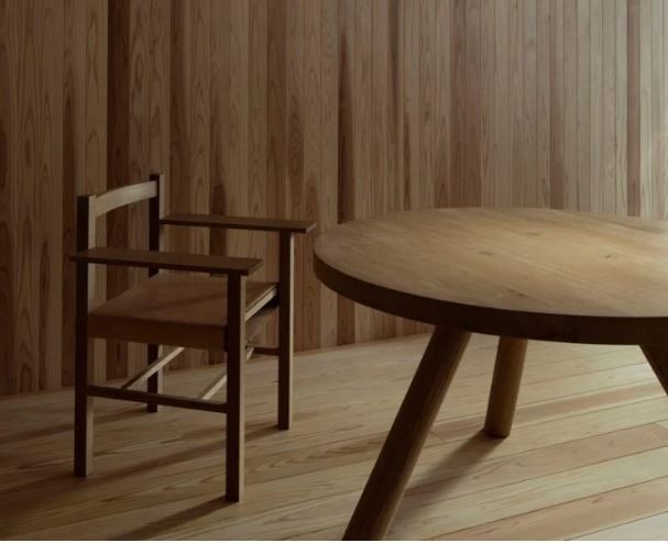 La mesa y la silla, también de madera
