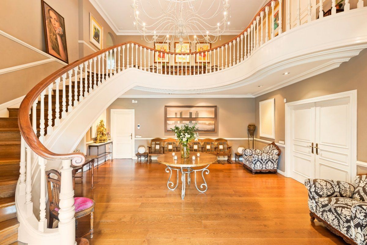 Besucher werden von einer imposanten Treppe begrüßt