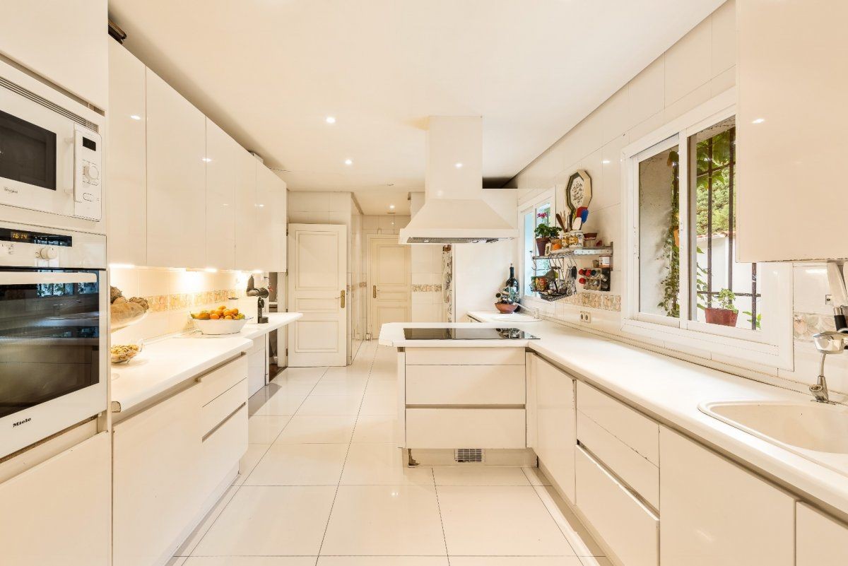 Große und moderne Küche