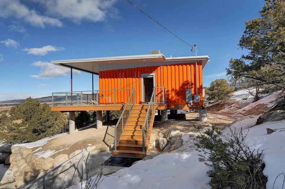 Dos contenedores naranjas en medio de la montaña