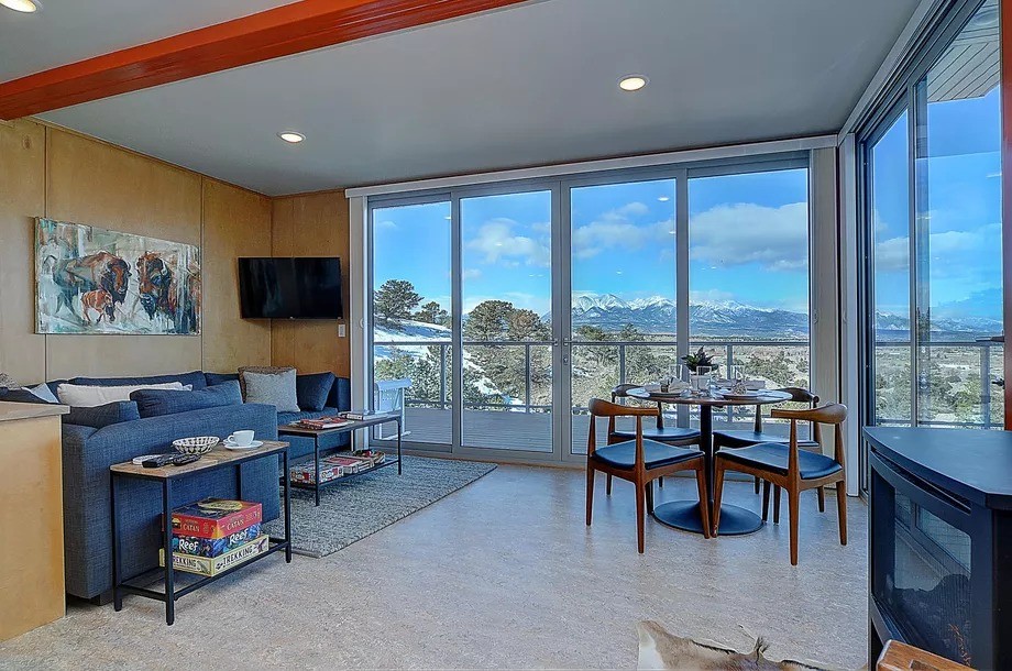 La mitad del contenedor se partió para poner los ventanales