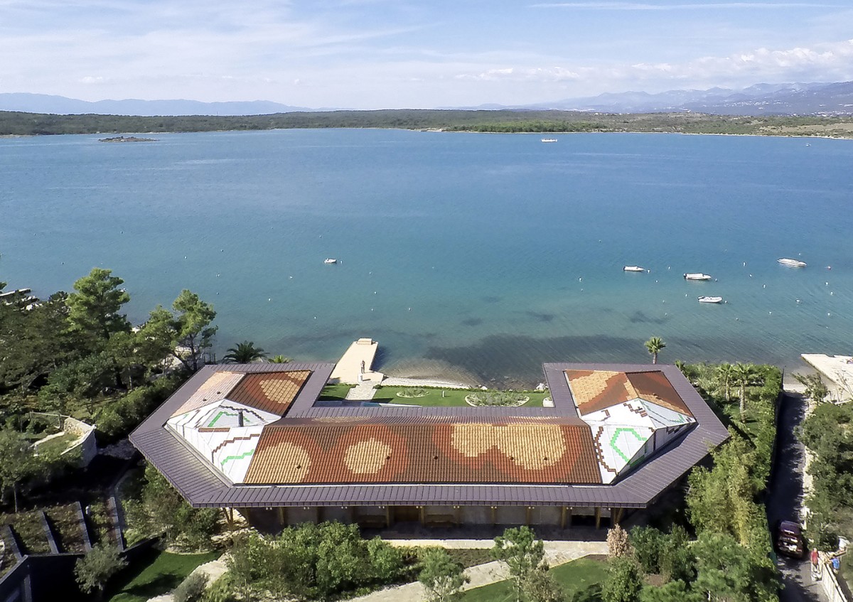 Una espectacular casa de madera y hormigón con vistas al Adriático