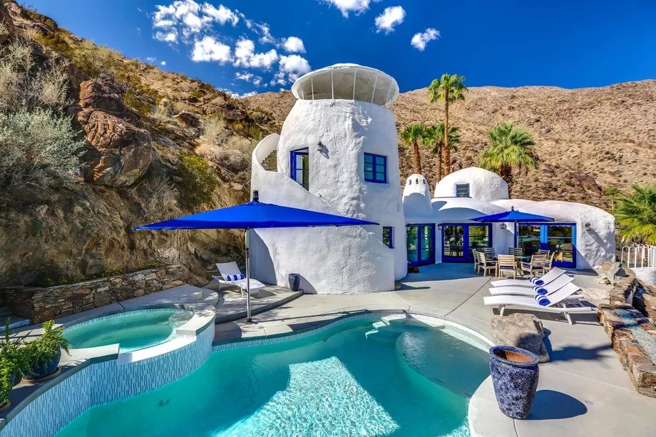 Una llamativa casa de estilo mediterráneo en el desierto de California