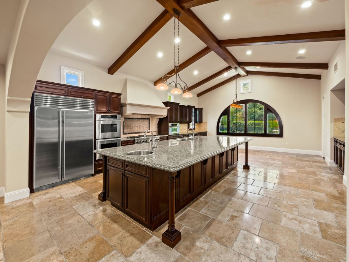 Amplia cocina con isla