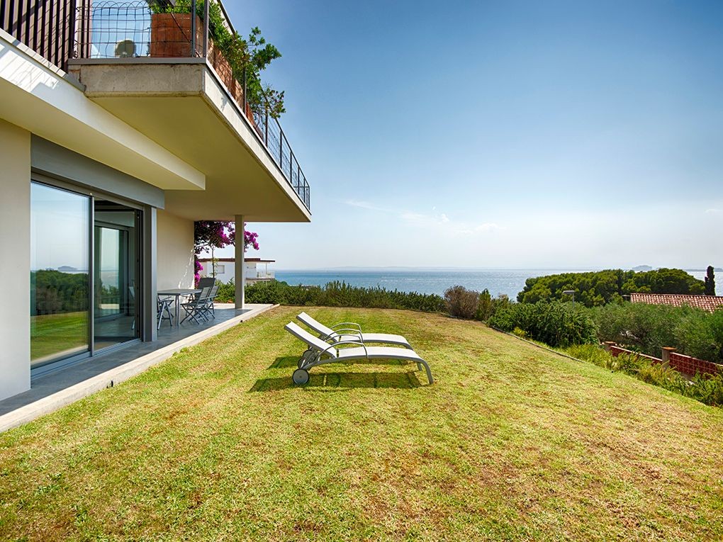 The beautiful views can be enjoyed from the spacious garden The beautiful views can be enjoyed from the spacious garden