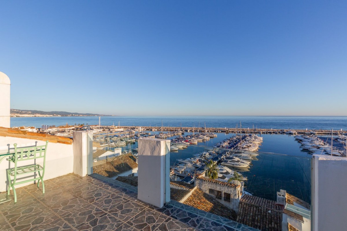 Die Maisonette-Wohnung liegt am Jachthafen von Marbella