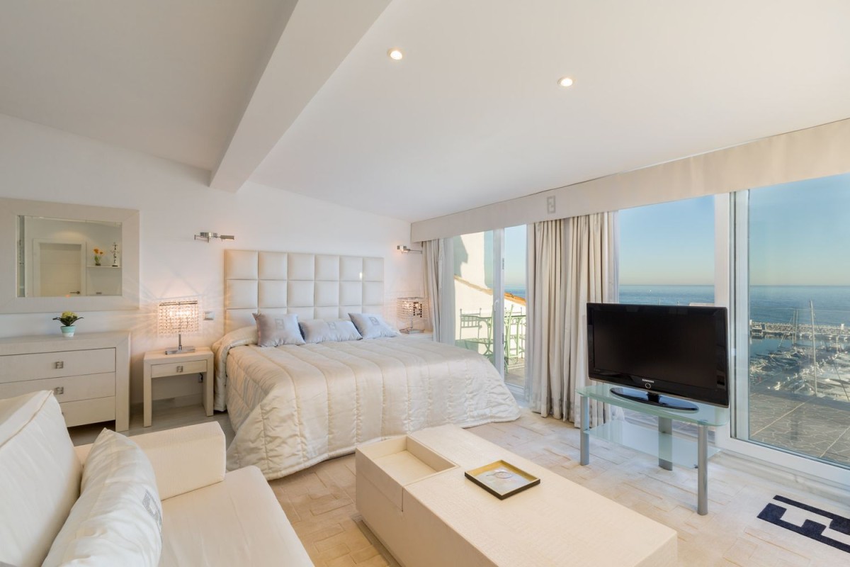 Einige der Schlafzimmer in der Wohnung bieten Zugang zur Terrasse und eine atemberaubende Aussicht