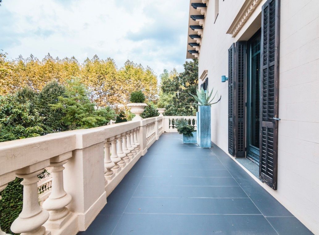 Proprietatea are de asemenea balcoane spațioase