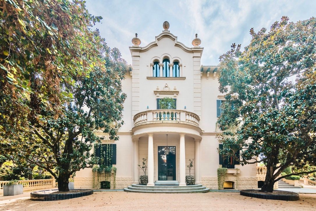 Acest conac spectaculos este de vânzare pe idealista